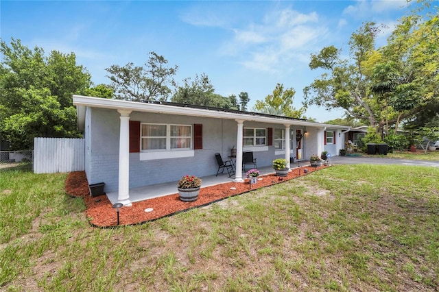 ranch-style home with a front yard