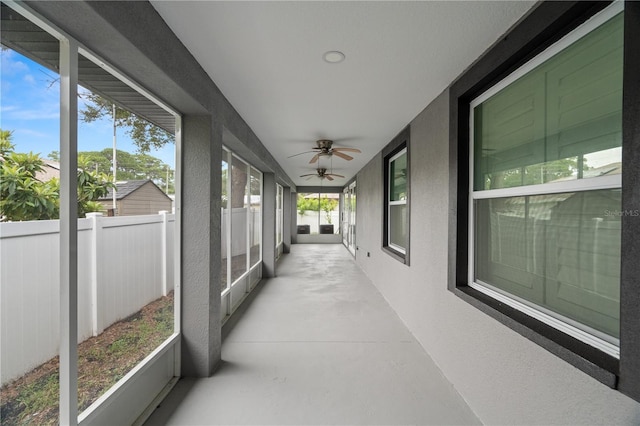 sunroom with ceiling fan