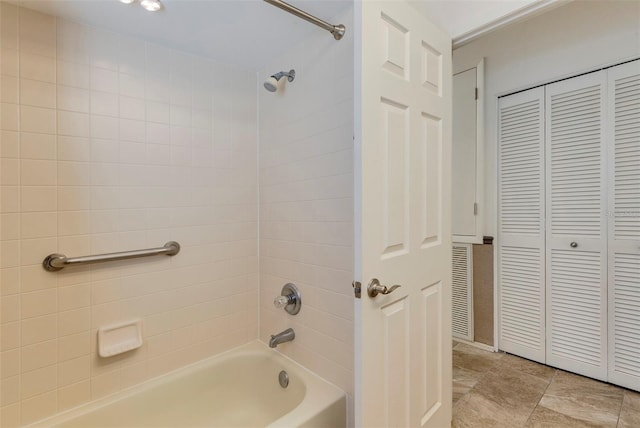 bathroom with tiled shower / bath combo