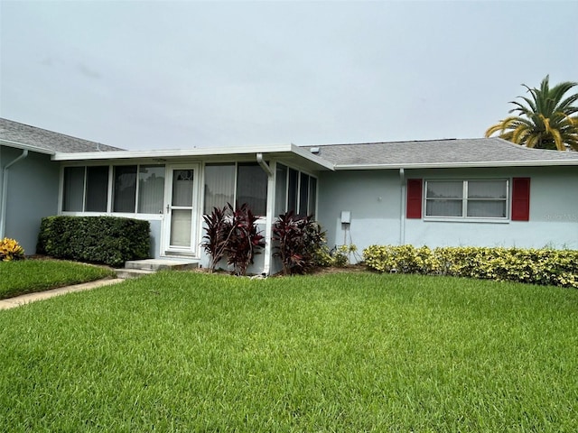 ranch-style home featuring a front lawn