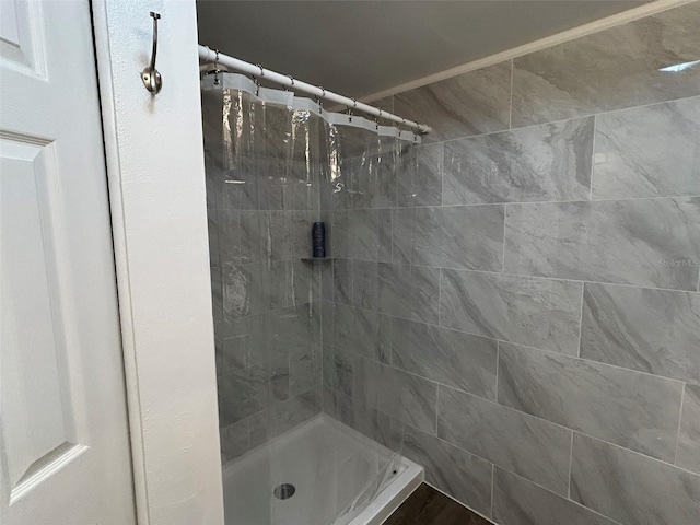 bathroom featuring a tile shower