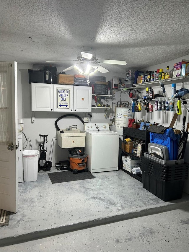 garage with washing machine and dryer and ceiling fan