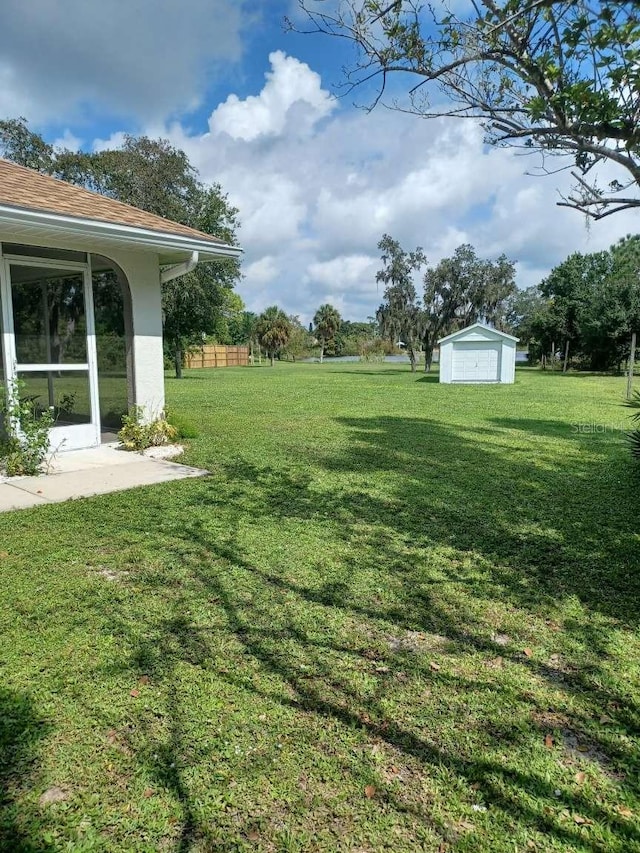 view of yard with an outdoor structure and a garage