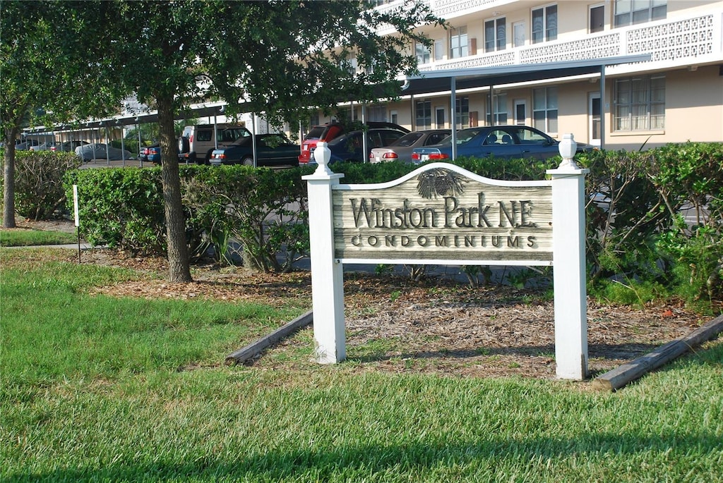 community / neighborhood sign featuring a lawn