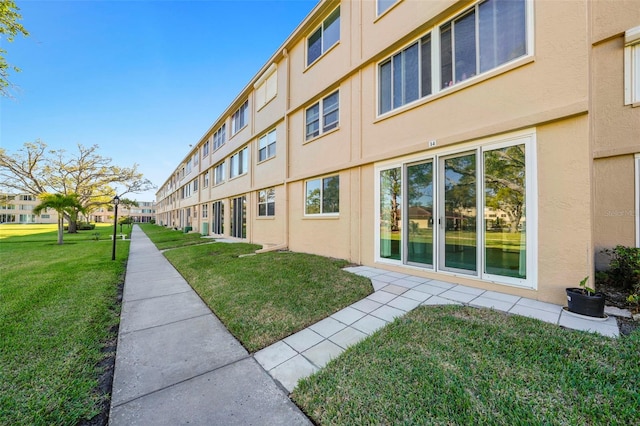 view of property's community with a lawn and a residential view