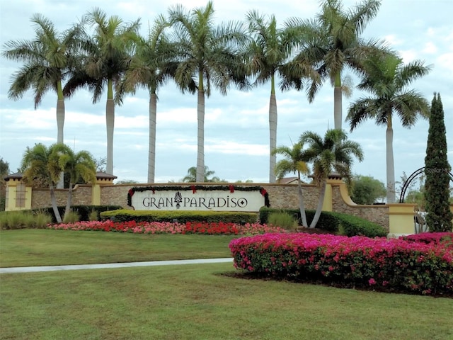 community / neighborhood sign featuring a yard