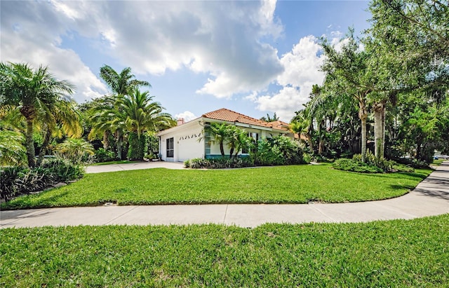 view of front of property featuring a front lawn