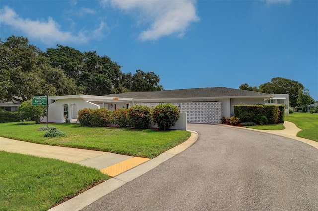 ranch-style home featuring a front lawn