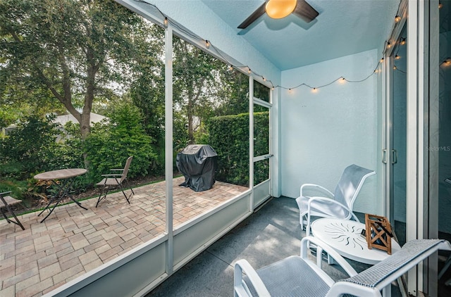 sunroom with ceiling fan