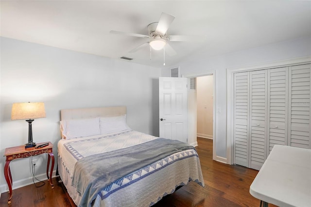 bedroom featuring ceiling fan, dark hardwood / wood-style flooring, and a closet