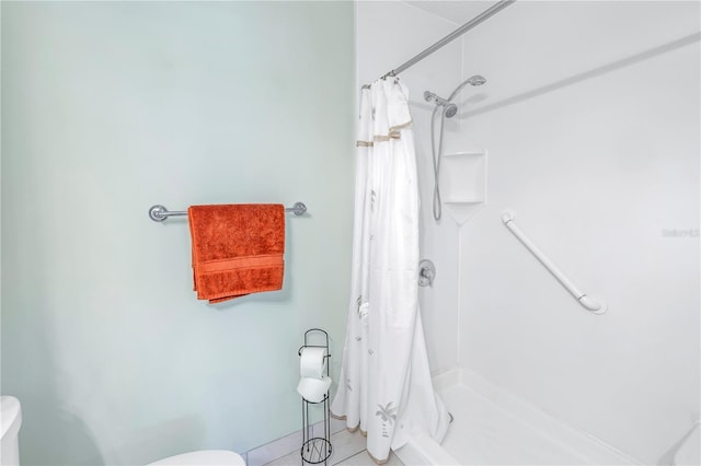 bathroom featuring a shower with curtain