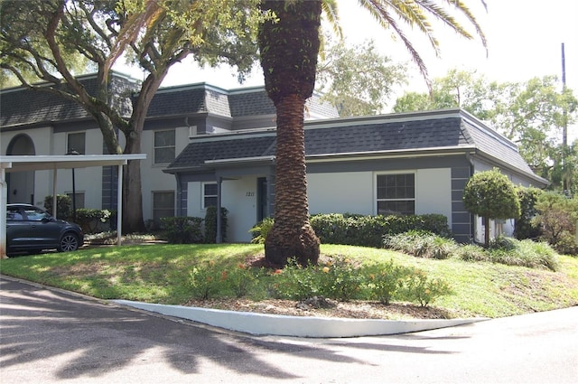 view of front of property with a front lawn