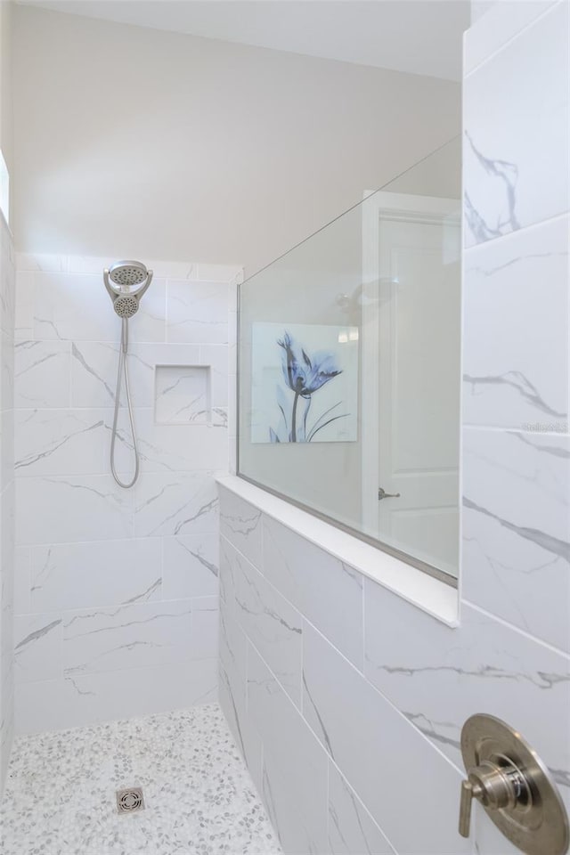 bathroom featuring a tile shower