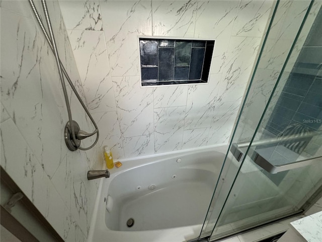 bathroom with tiled shower / bath combo