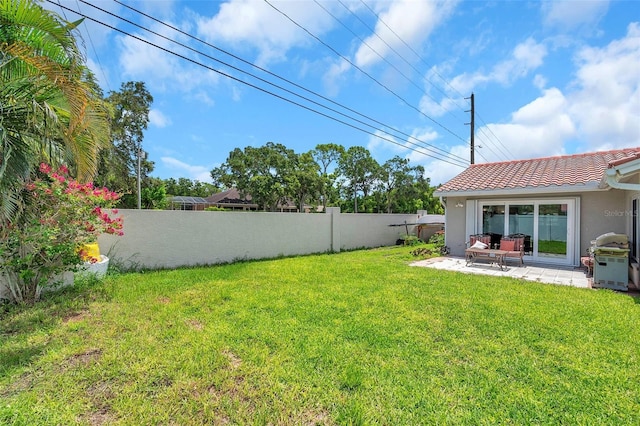 view of yard featuring a patio area