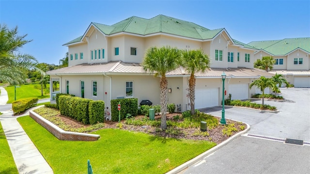 view of front of house featuring a garage and a front yard