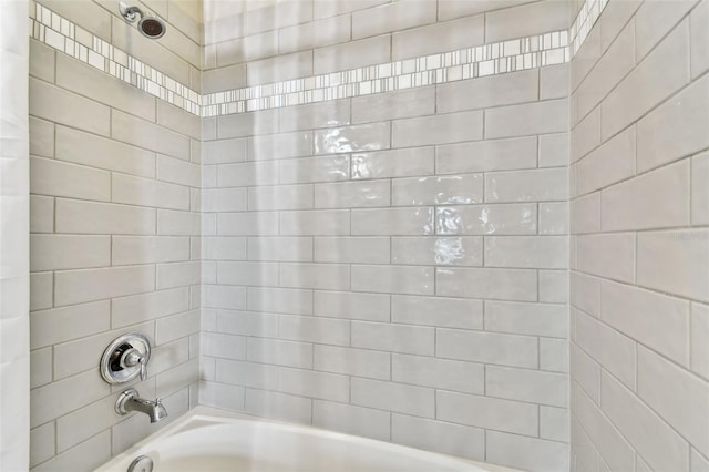 bathroom with tiled shower / bath combo