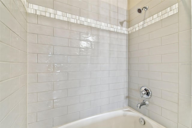 bathroom with tiled shower / bath combo