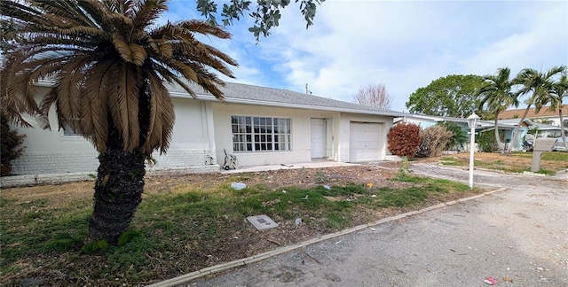 view of front facade featuring a garage