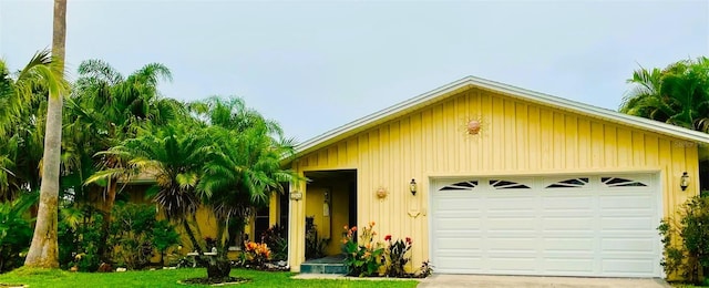 view of front facade with a front lawn