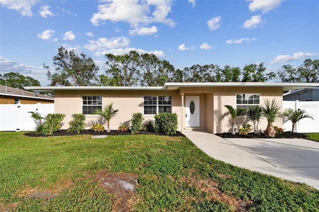 ranch-style home featuring a front lawn