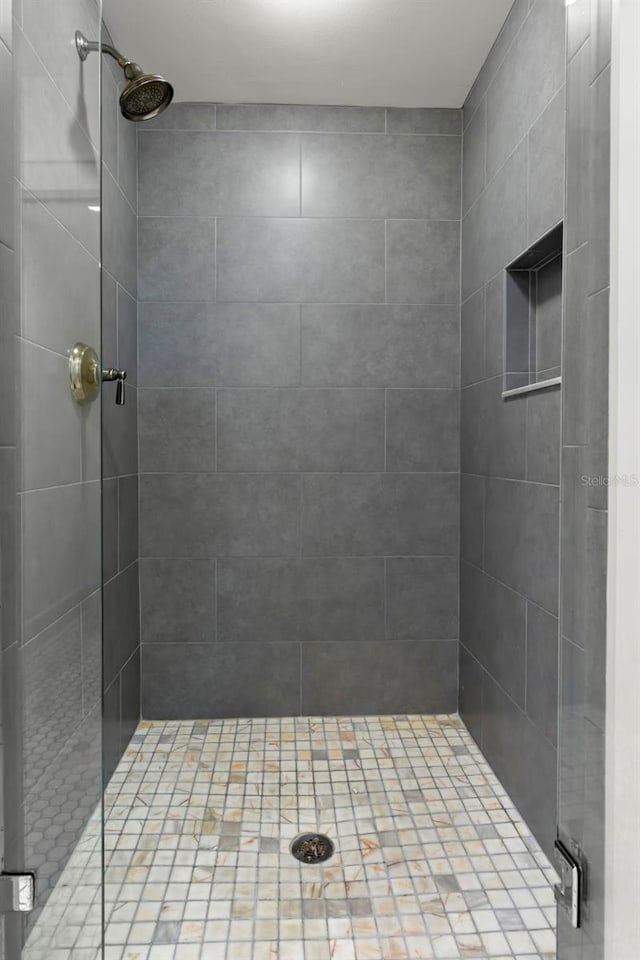 bathroom featuring a tile shower