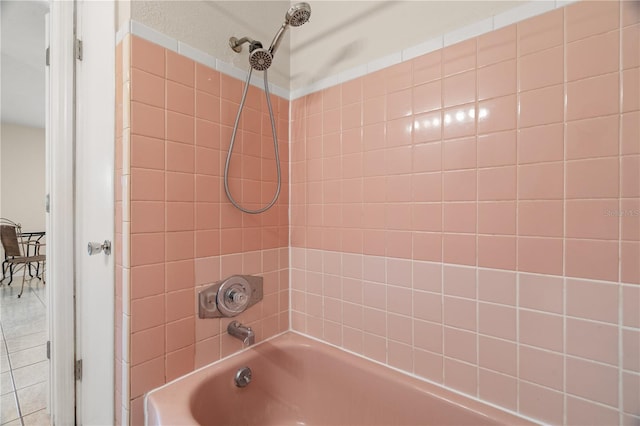 bathroom featuring tiled shower / bath combo