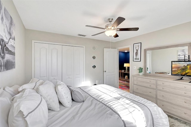 bedroom featuring light hardwood / wood-style floors, a closet, and ceiling fan