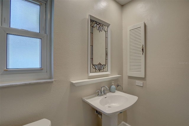 bathroom featuring sink