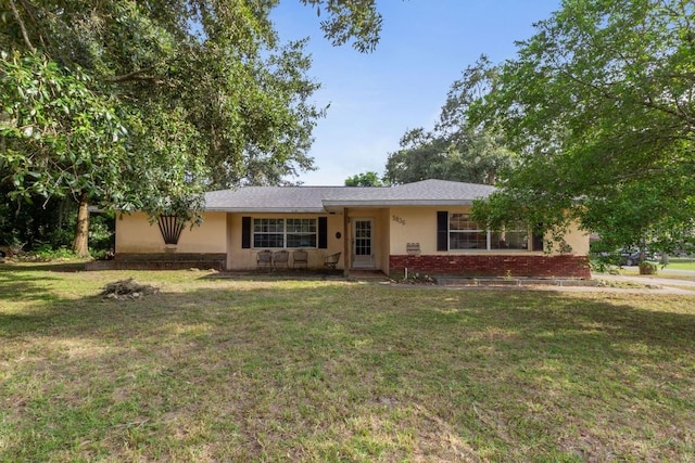 ranch-style house featuring a front lawn