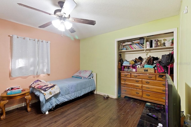 bedroom with a textured ceiling, dark hardwood / wood-style flooring, ceiling fan, and a closet