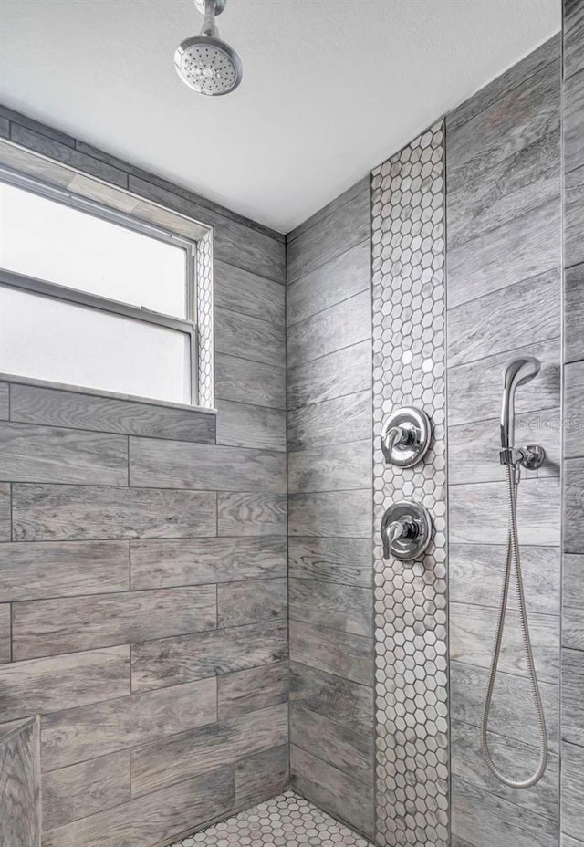 bathroom featuring a tile shower