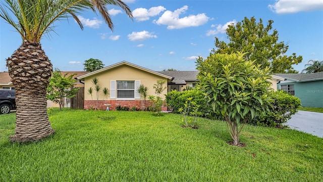 single story home featuring a front yard