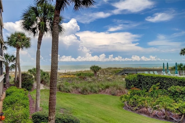 view of yard featuring a water view