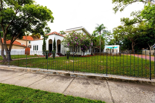 view of front of house featuring a front yard