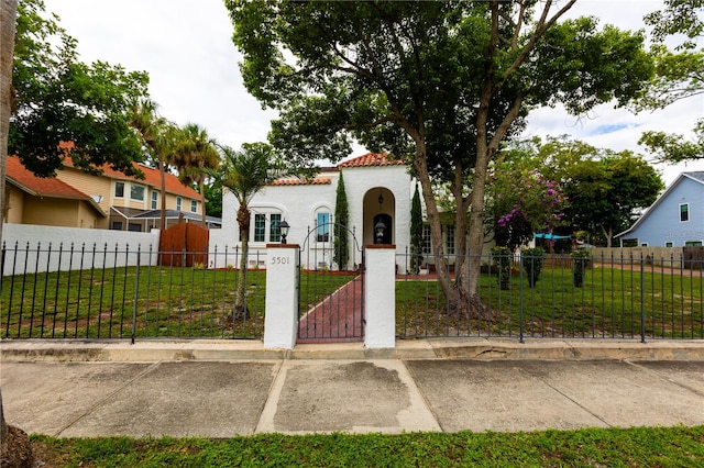 view of front facade featuring a front yard