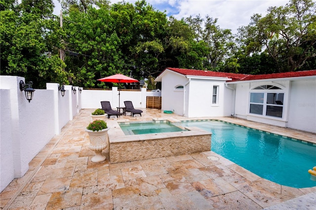 view of pool with an in ground hot tub and a patio area