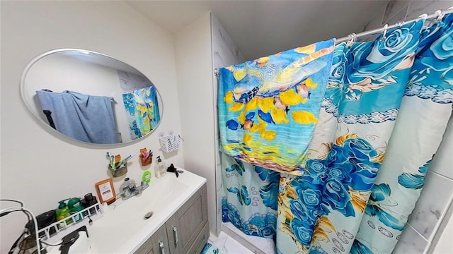 bathroom featuring a shower with curtain and vanity