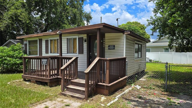 view of front of house featuring a front lawn