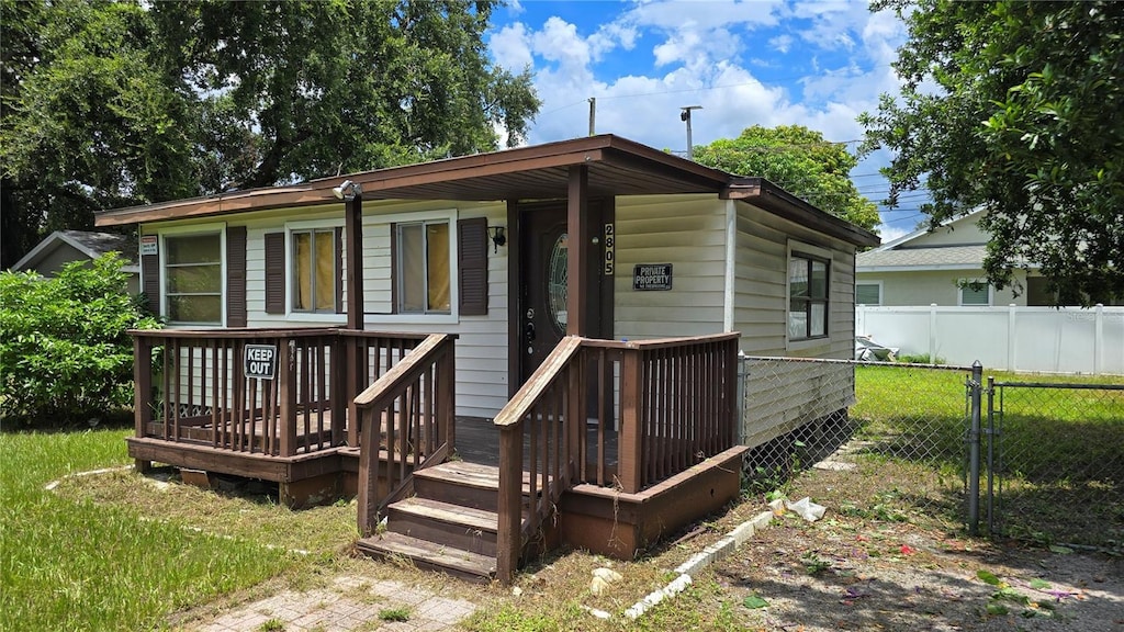 view of front of home with a front lawn