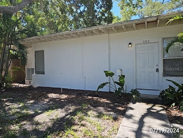 535 Monterey Blvd NE, Saint Petersburg, FL 33704 - view of doorway to property
