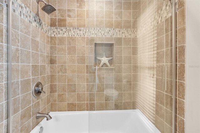 bathroom with tiled shower / bath combo