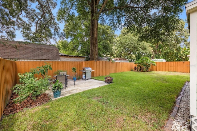 view of yard featuring a patio area