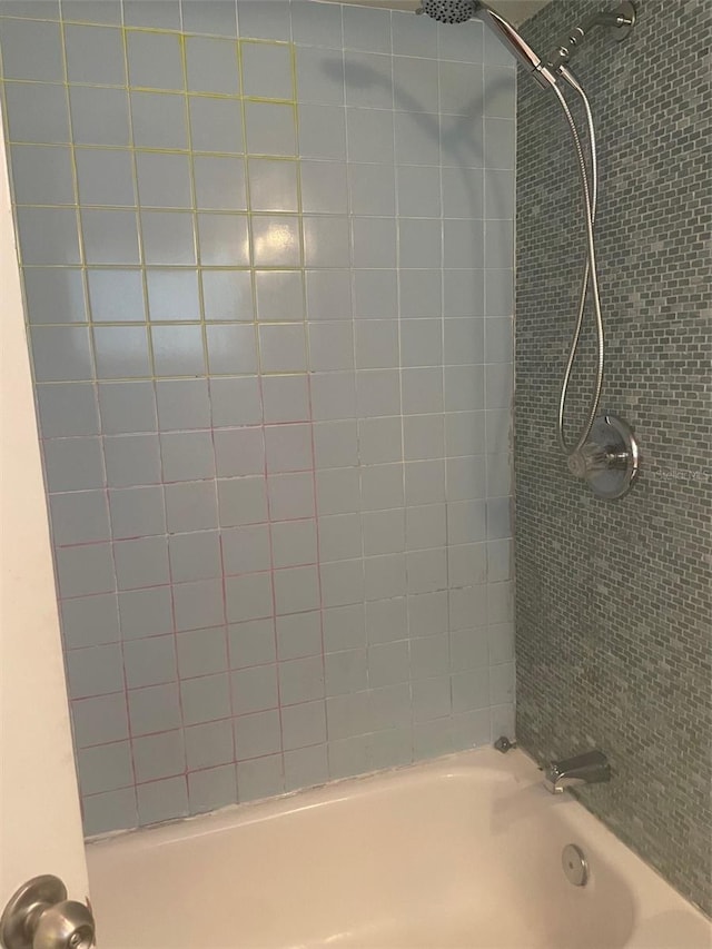 bathroom with tiled shower / bath