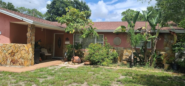 single story home with a front lawn