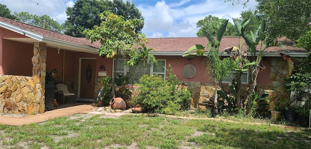 single story home with a front lawn