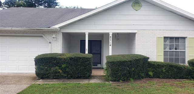 view of front facade featuring a garage