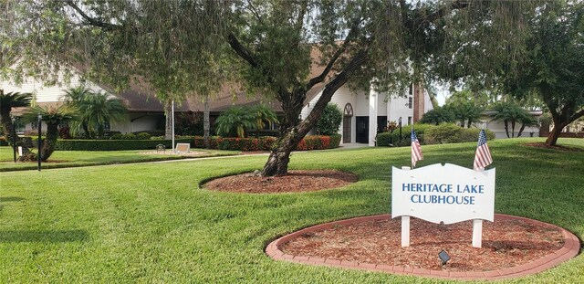 view of property's community featuring a lawn