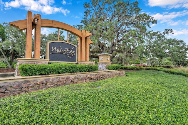 community sign featuring a lawn