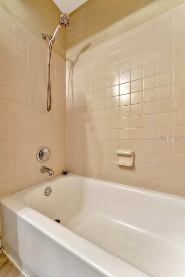 bathroom featuring tiled shower / bath